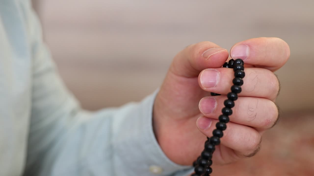 모스크 2에서 구슬을 사용한 이슬람기도