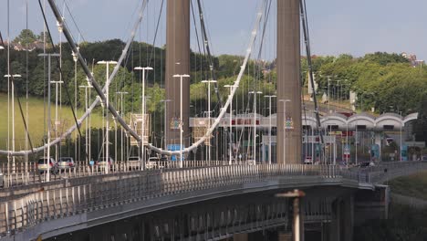 Vehículos-Cruzando-El-Puente-Tamar-Entre-Devon-Y-Cornwall