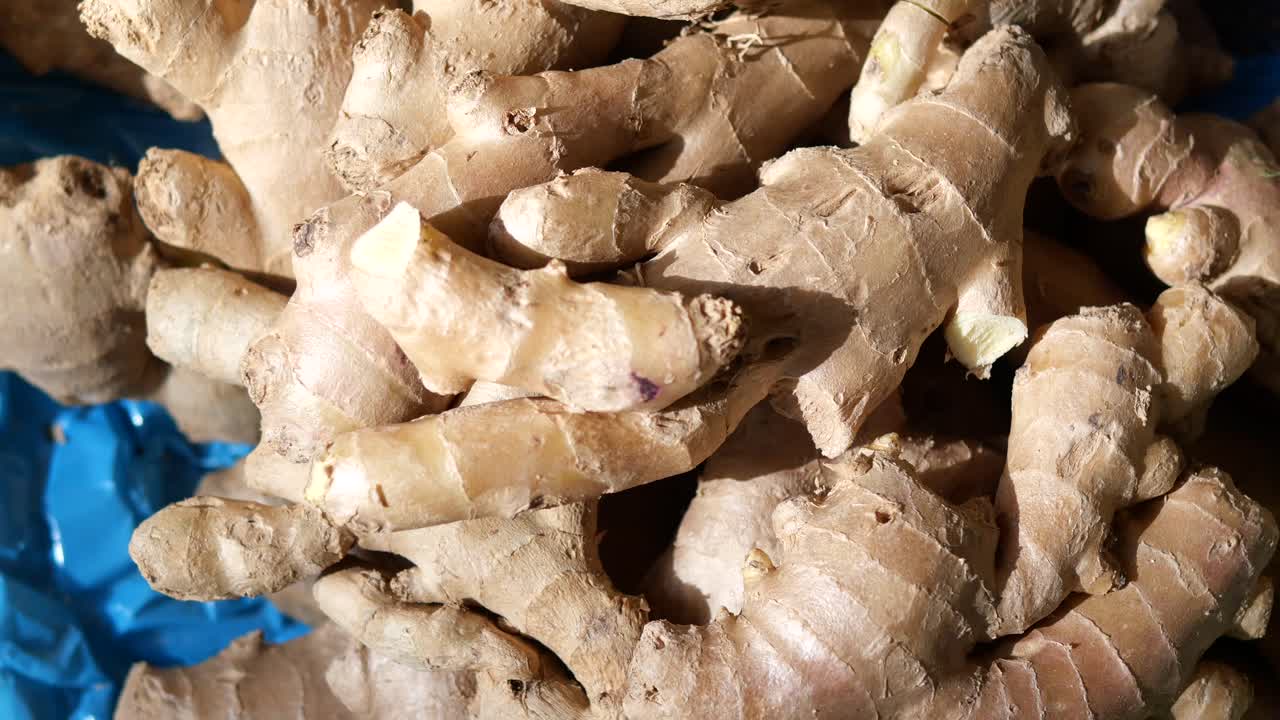 un montón de jengibre fresco