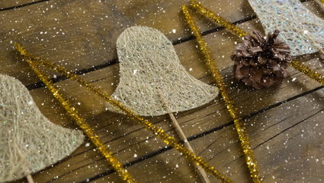 nieve cayendo con la decoración de navidad