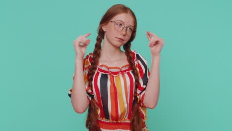 chica mostrando un pequeño gesto con una sonrisa escéptica, mostrando un signo mínimo, midiendo tamaño pequeño