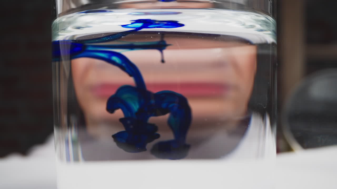 голубой реагент в прозрачной жидкости под контролем химика