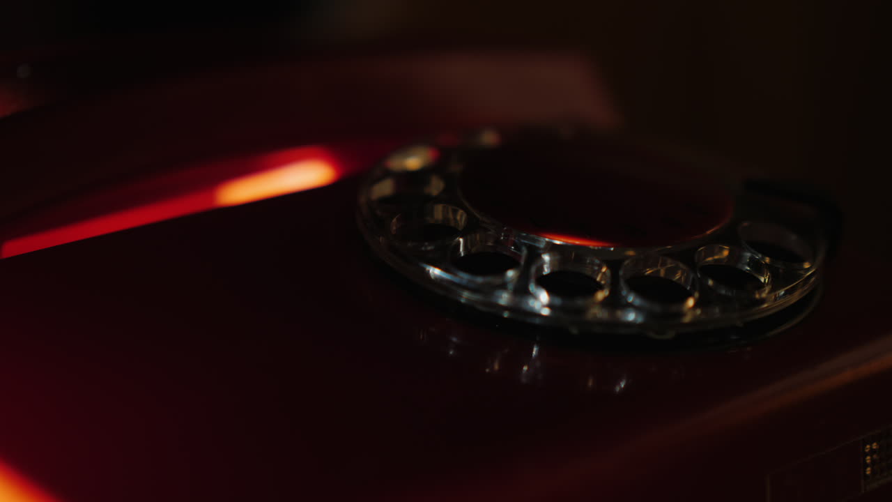 장갑을 낀 손으로 오래된 복고풍 전화 4k 비디오 32의 번호를 다이얼합니다.