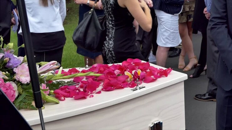 colpo del primo piano di un cofanetto funebre in un carro funebre o cappella o sepoltura al cimitero