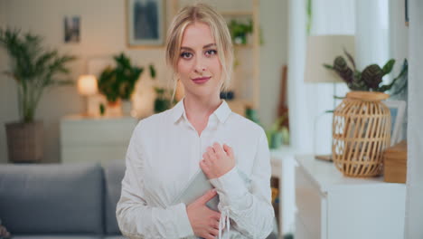 Portrait-of-Confident-Happy-Businesswoman