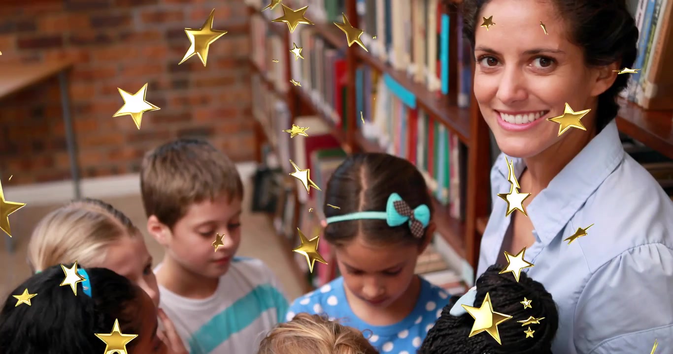 Professor(a) girando um cartão na biblioteca e atraindo o foco de seis alunos com estrelas douradas animadas girando.