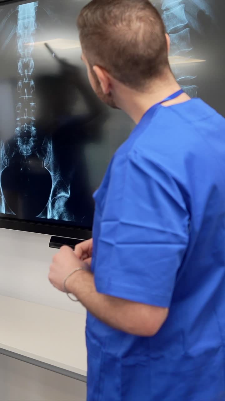 Professionisti medici che discutono una scansione a raggi X su uno schermo digitale.