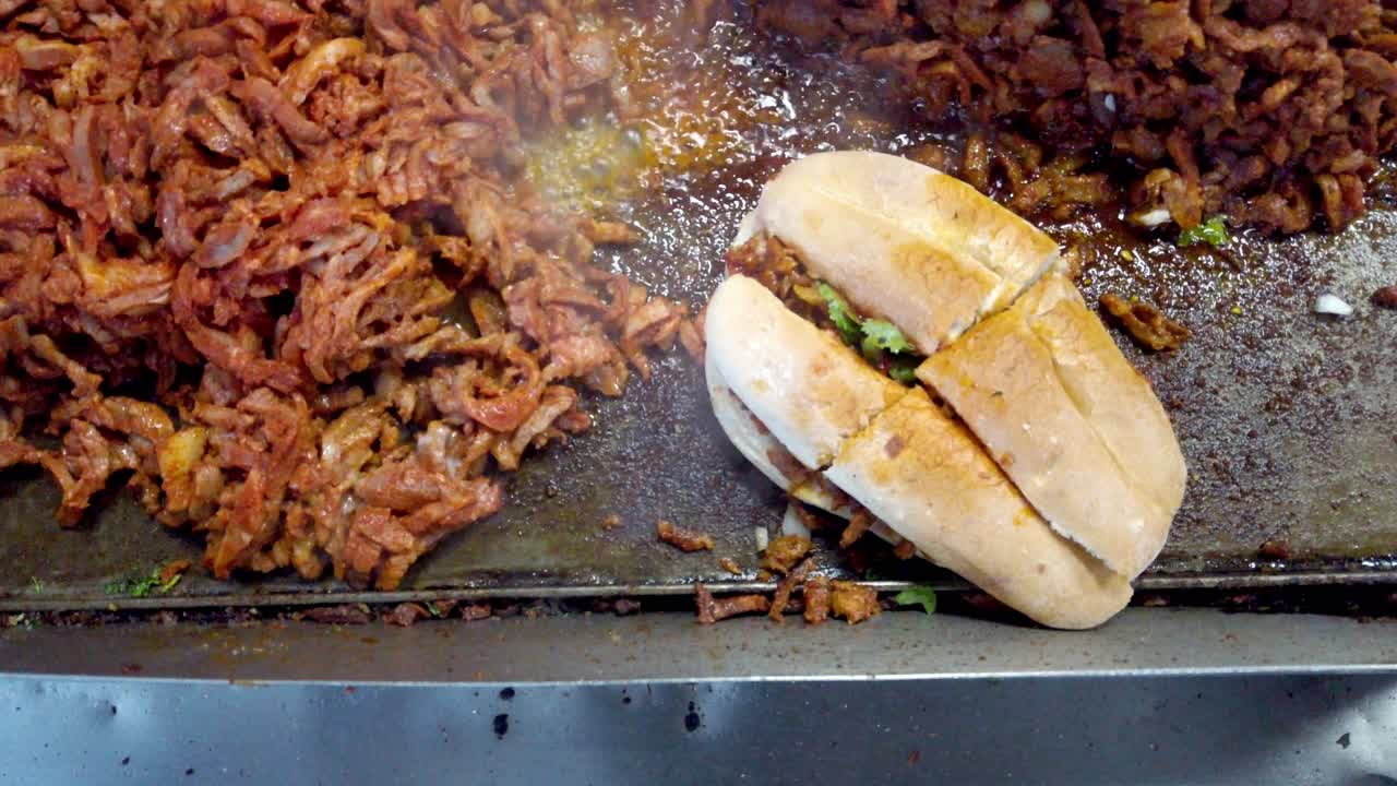 Autentiske mexicanske Tacos al Pastor på Comal, close-up af gademad