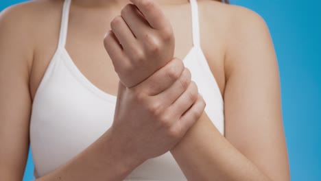 mujer con dolor en la muñeca