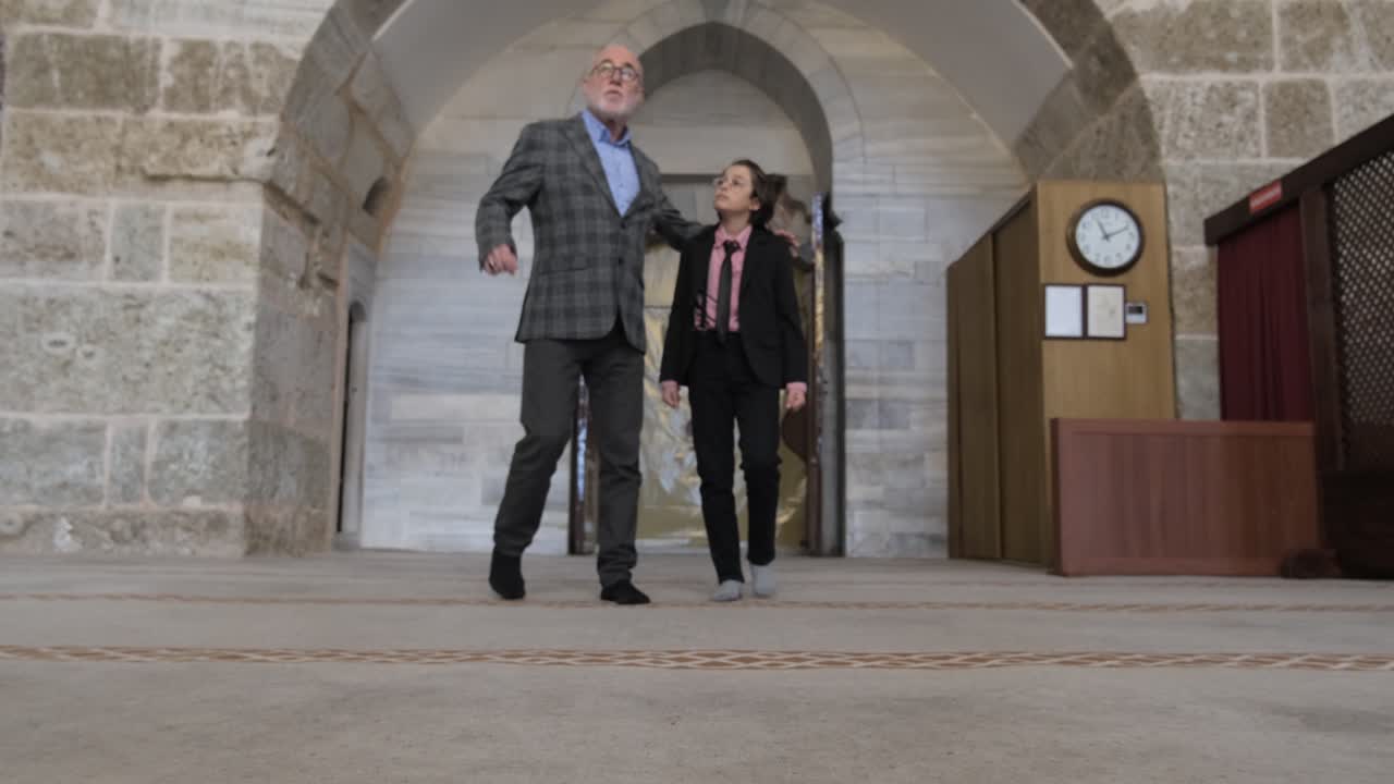 모스크 를 방문 하는 할아버지