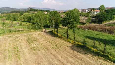 Campo-Agrícola-En-La-Granja-Con-Tractores-Haciendo-Montones-De-Heno-Durante-La-Cosecha