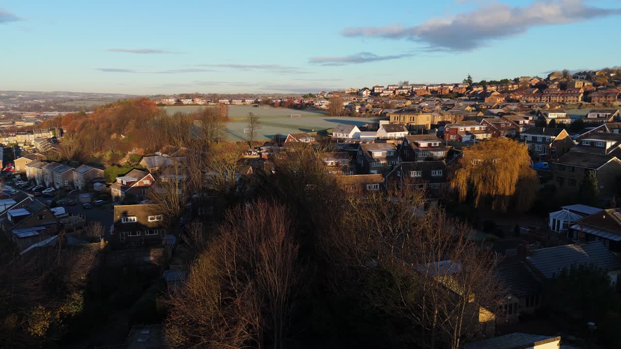 Una vista aerea con drone cattura la notorietà del quartiere popolare di Dewsbury Moore, un tipico complesso residenziale urbano di proprietà comunale del Regno Unito con case a schiera in mattoni rossi e la Yorkshire industriale.