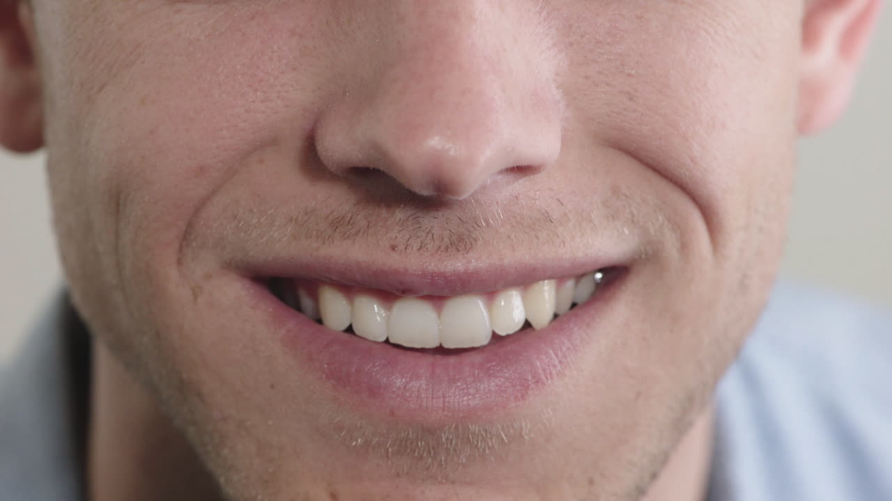 hombre joven boca sonriendo dientes expresión feliz concepto de salud dental de cerca