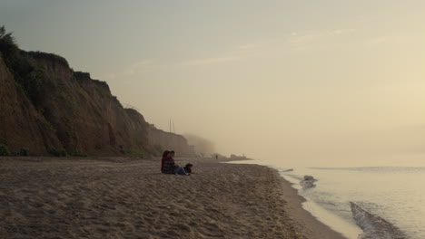 Romantisches-Paar-Genießt-Den-Sonnenuntergang-Am-Meer.-Liebende-Frau-Und-Mann,-Die-Am-Strand-Ausgehen.