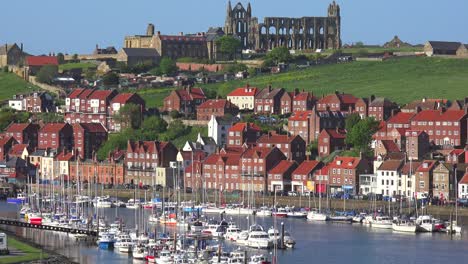 Eine-Aufnahme-Der-Stadt-Whitby-England-Mit-Hafen-Und-Abteikirche-Entfernt