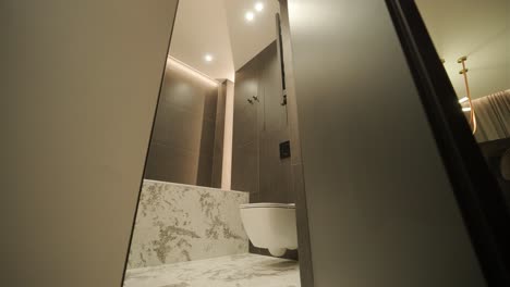 interior de hogar minimalista elegante y elegante con líneas limpias, colores neutrales e iluminación ambiental cálida, creando un ambiente acogedor y moderno.