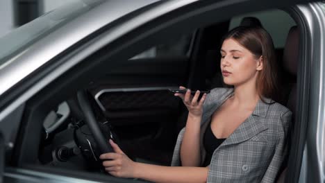 Stylish-woman-in-a-business-suit-talking-and-listening-on-the-phone