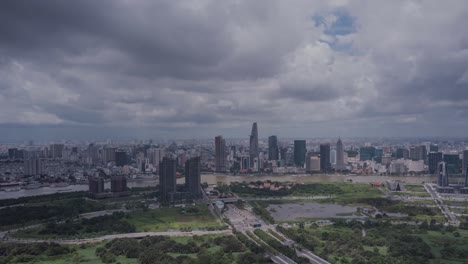 Hyperlapse-Aus-Der-Luft-Von-Ho-Chi-Minh-Stadt,-Vietnam,-Skyline-Tagsüber-Mit-Dramatischen-Glanzlichtern-Und-Schatten,-Boote-Auf-Dem-Saigon-Fluss-Und-Straßenverkehr,-Neue-Wohn--Und-Geschäftsentwicklung