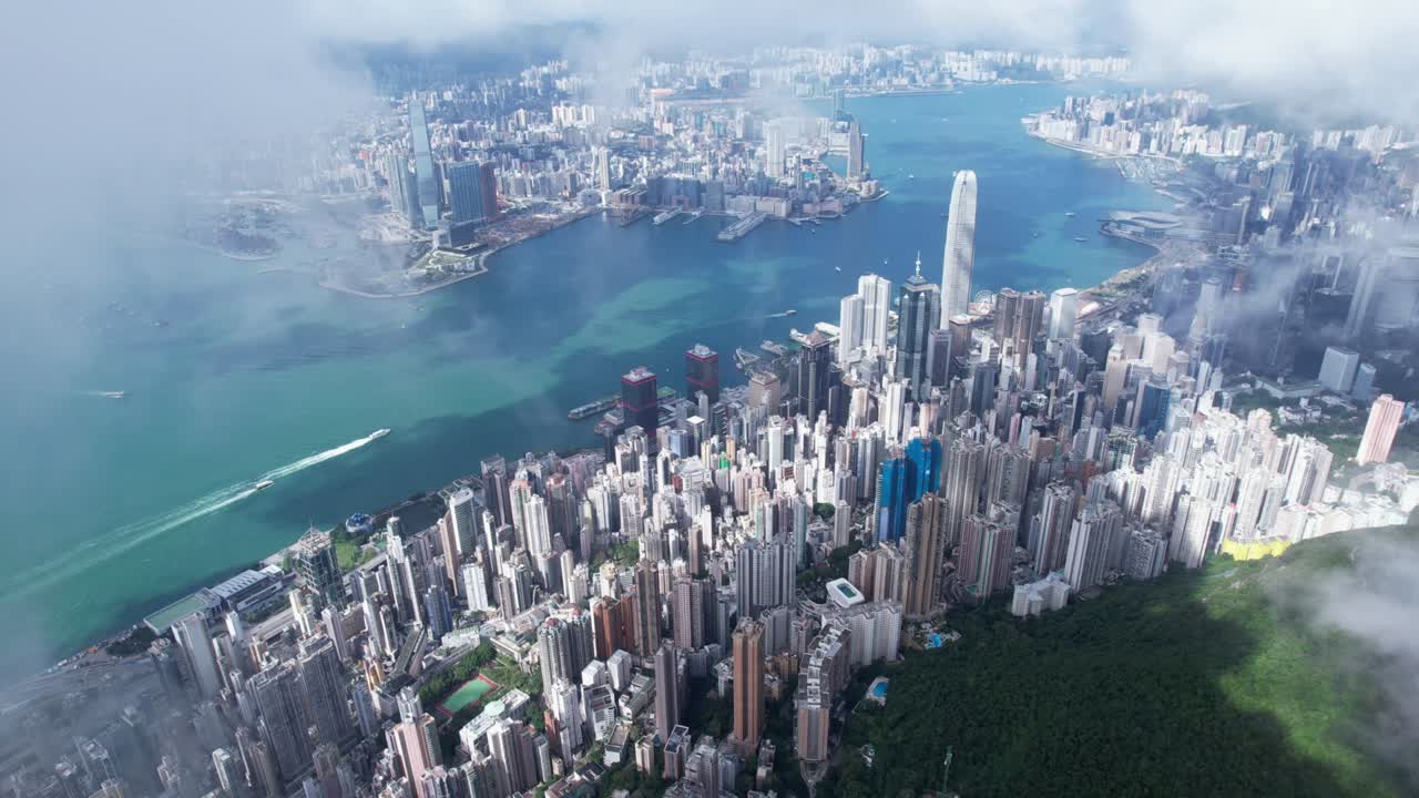 эпический воздушный вид на гавань виктории в ясный день, с густыми облаками и солнечным светом