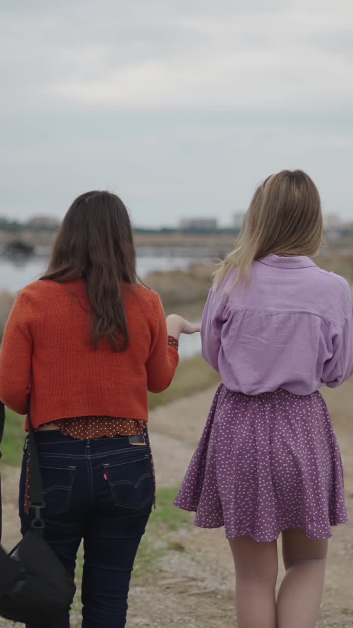 야외에서 걷는 두 여자