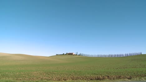 Beautiful-rolling-green-fields-and-hills-suggest-agriculture-in-Tuscany-Italy