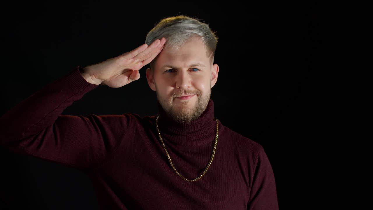 심각한 임원 잘생긴 남자는 일에 준비하고 지침을 따르고 미소로 인사를합니다.