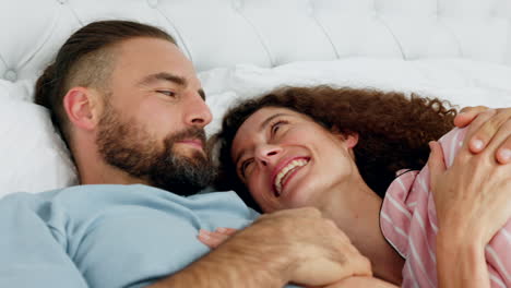Funny-couple-talking,-communication-in-bed
