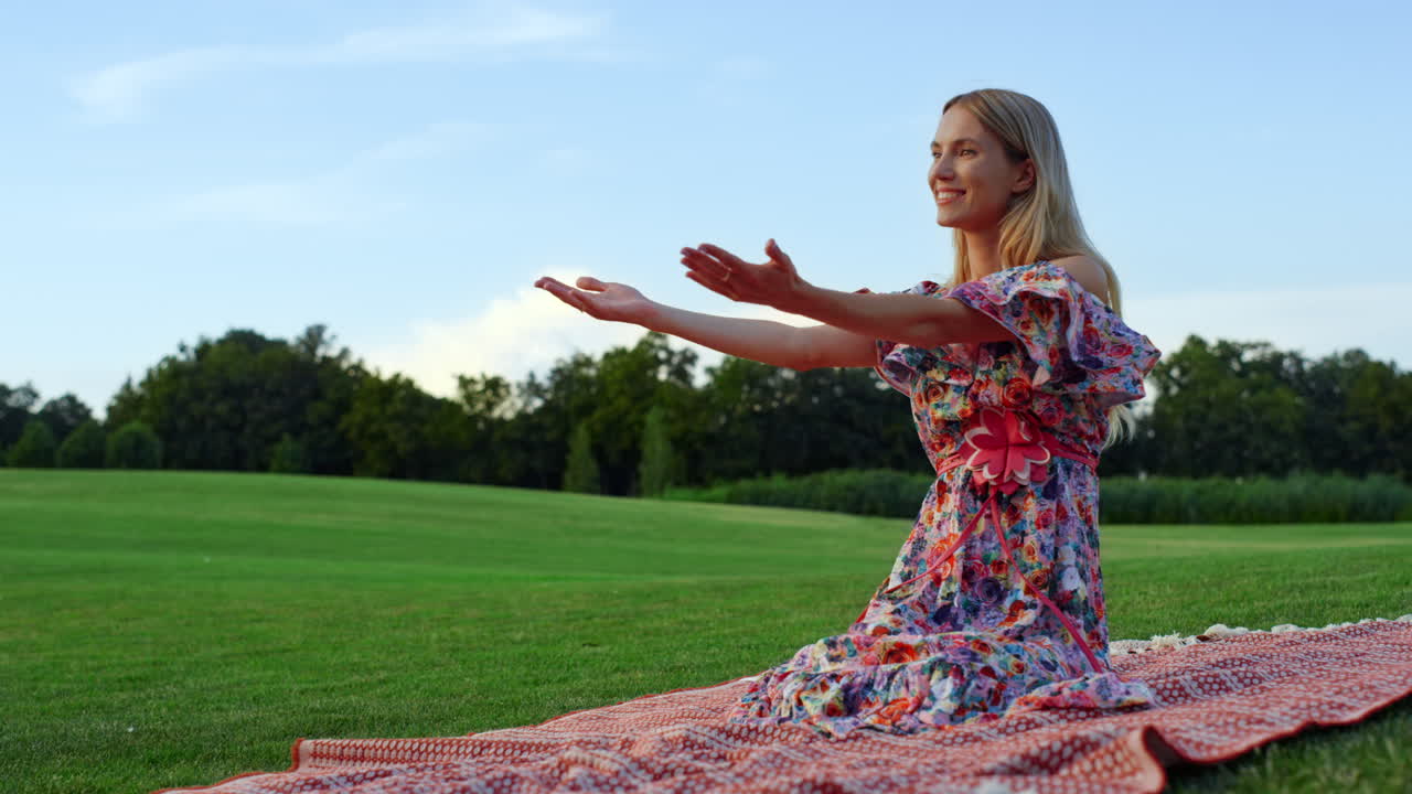 una familia joven pasando tiempo en el parque, una madre besando a su hija en el prado.