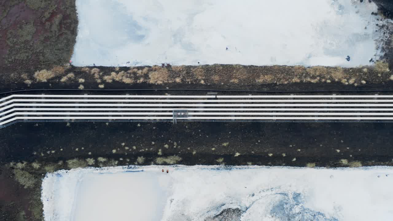 아이슬란드의 reykjanesvirkjun 발전소의 파이프라인 인프라