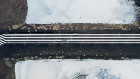 infraestructura de tuberías de la planta eléctrica de reykjanesvirkjun en islandia