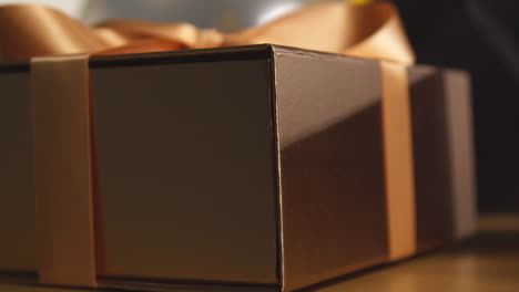 cerca de regalo envuelto presente con arco en la mesa en el salón en casa 2