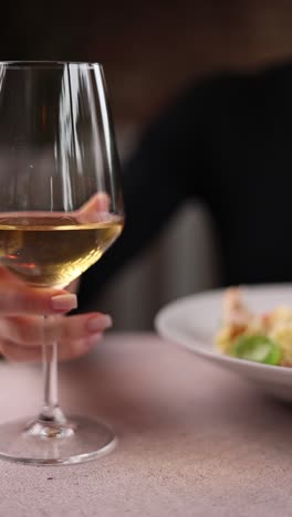 mujer disfrutando de un vaso de vino blanco