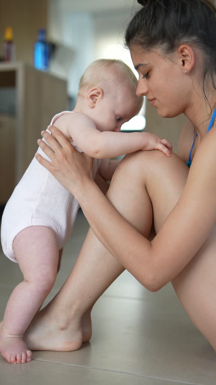 Madre e bambino che imparano a camminare