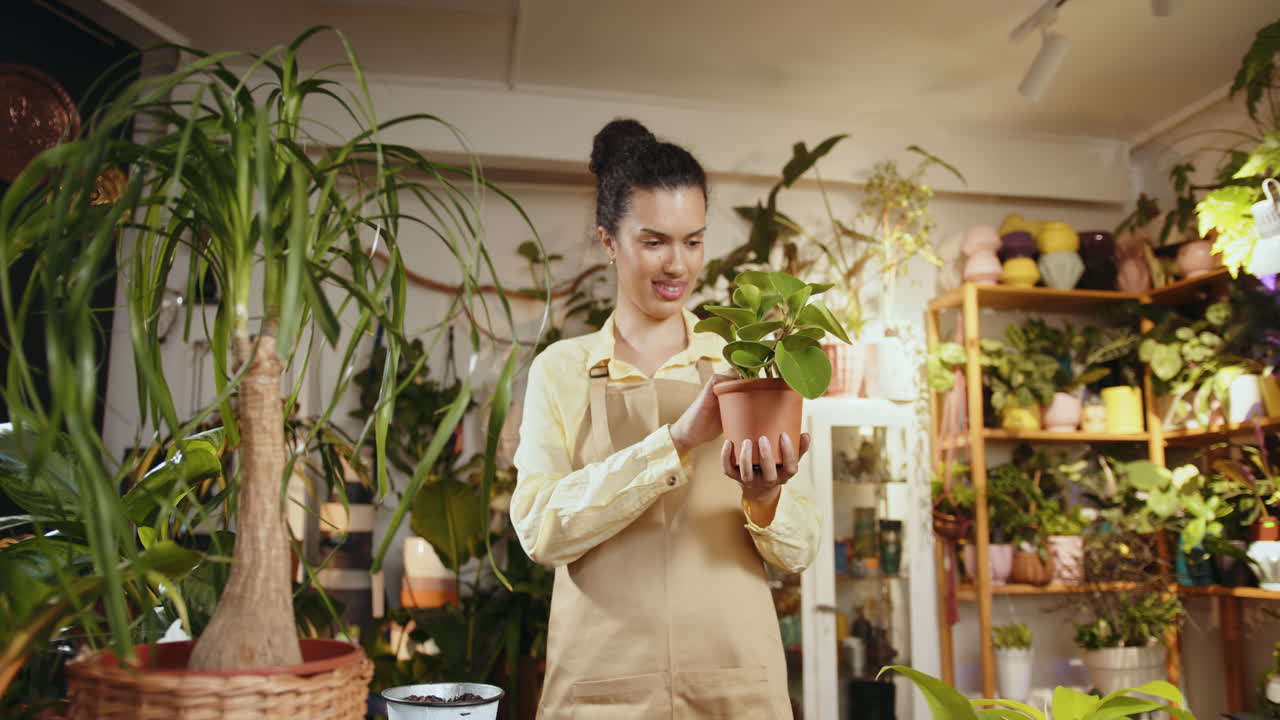 꽃 가게 에서 식물 을 점검 하는 여자