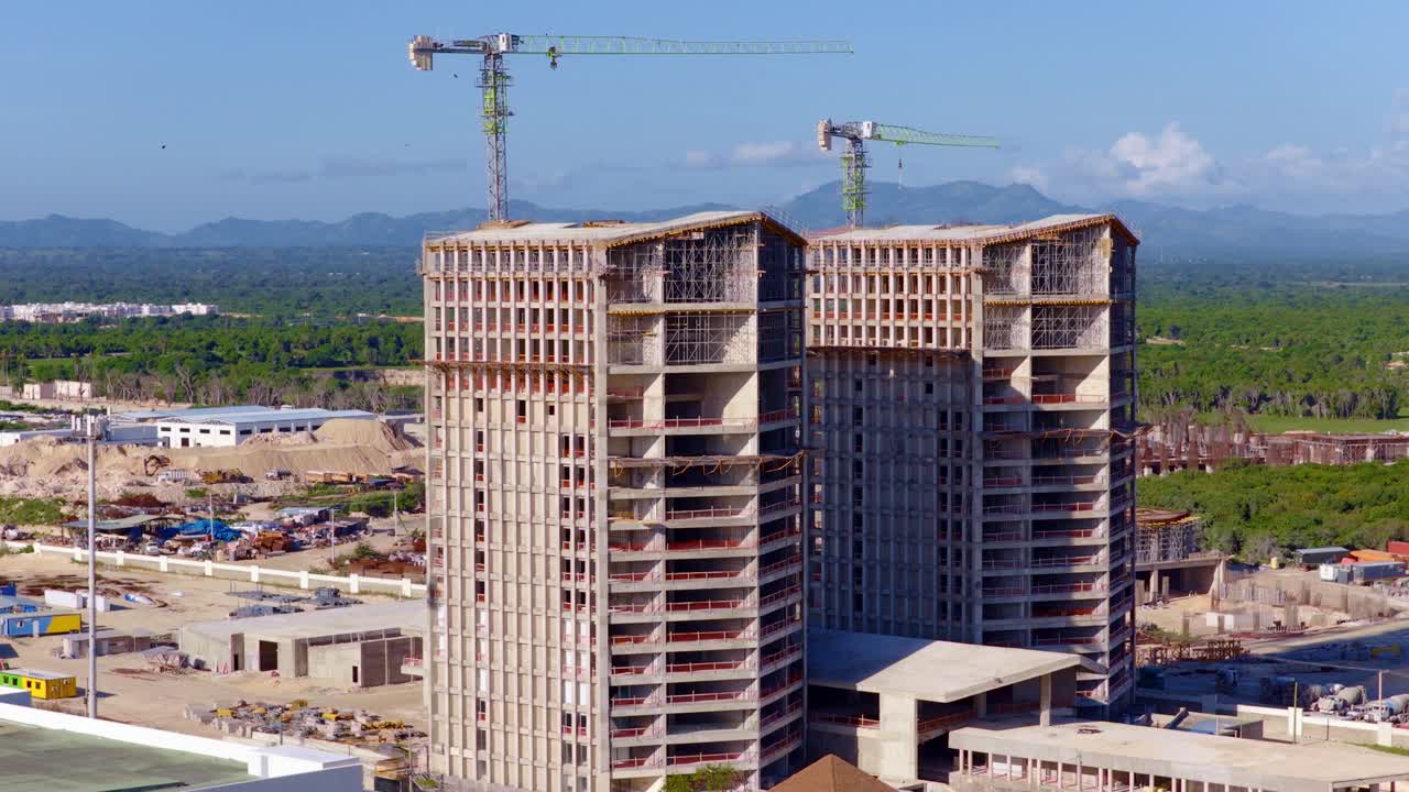 Gru a torre nel cantiere di un resort di lusso e di un hotel a Punta Cana, Repubblica Dominicana. - ripresa aerea