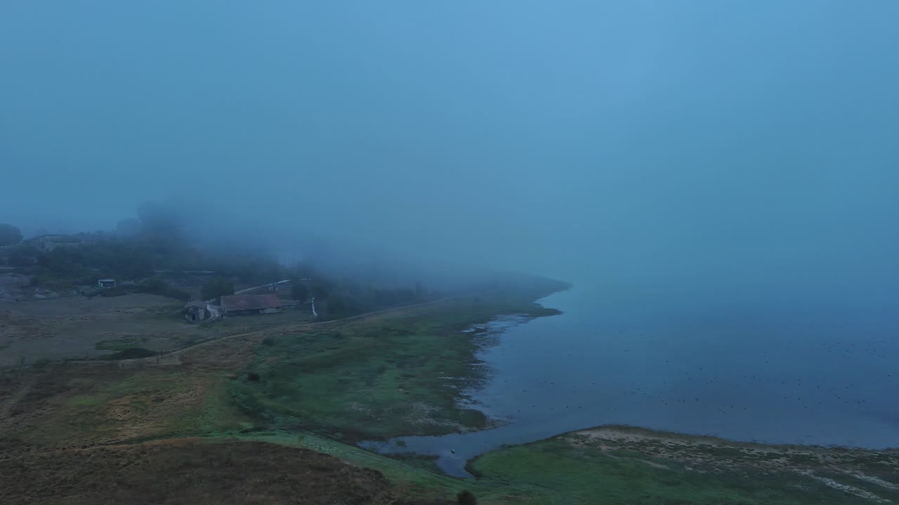 nanclares de gamboa 호수변에 있는 황혼의 안개, 안개가 가득한 분위기와 평온한 풍경, 바스크 국가