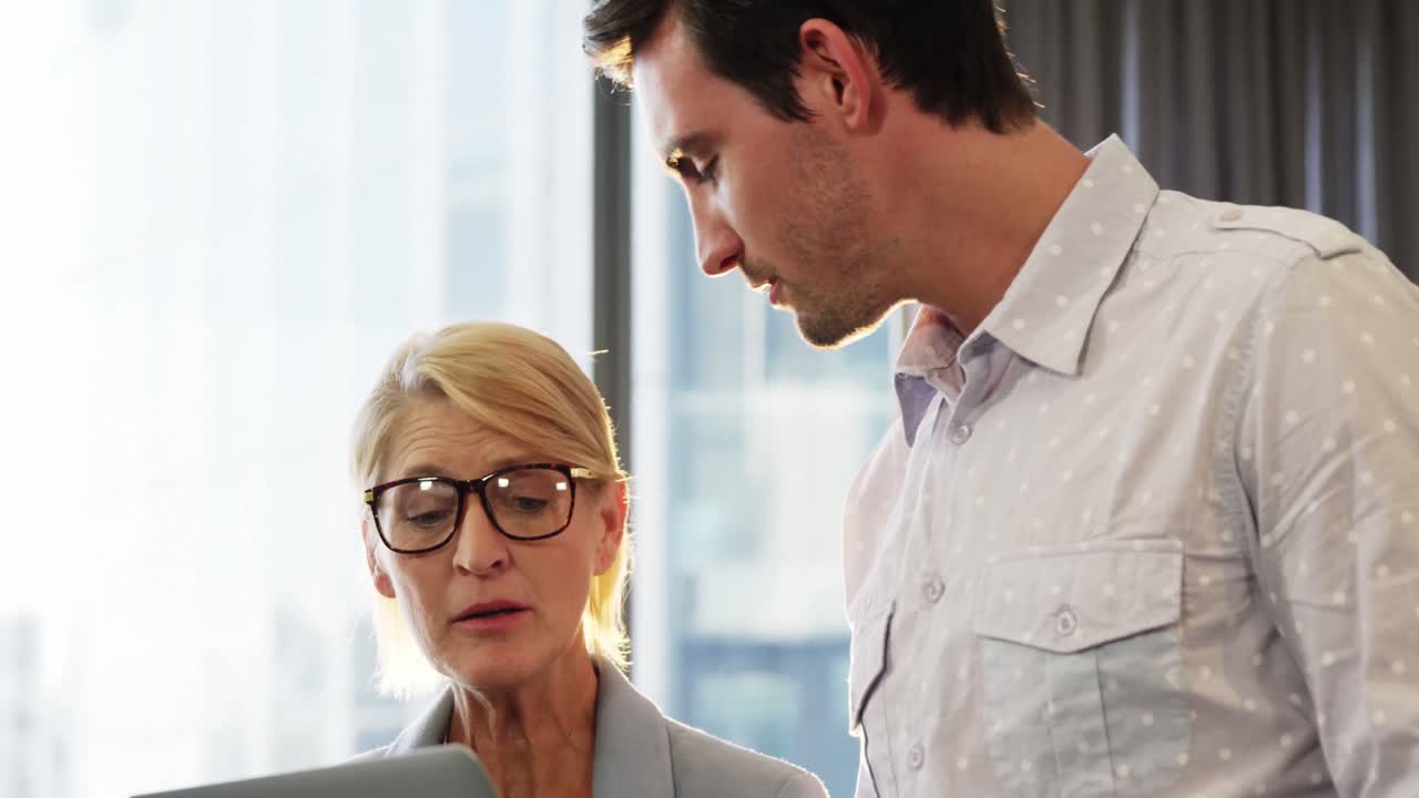 empresarios interactuando a través de teléfonos móviles