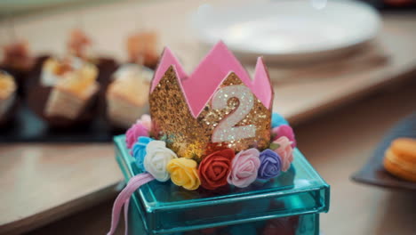 corona de oro infantil para el cumpleaños de un niño de 2 años
