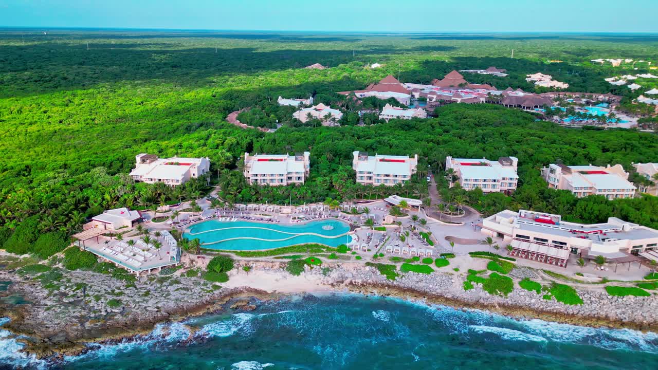 tulum méxico trs yucatan resort vista de avión no tripulado del mar caribe con grandes olas que se estrellan en la playa con una vista de las piscinas infinitas y de agua salada
