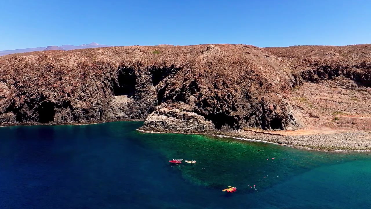 Kanarya Adaları, Tenerife'deki Punta del Bocinegro'da engebeli kayalıkları ve derin okyanus sularını gösteren yüksek açılı drone görüntüsü
