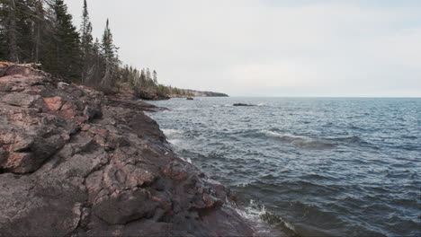 Las-Suaves-Olas-Rompen-Contra-La-Escarpada-Costa-De-La-Costa-Norte-Del-Lago-Superior.