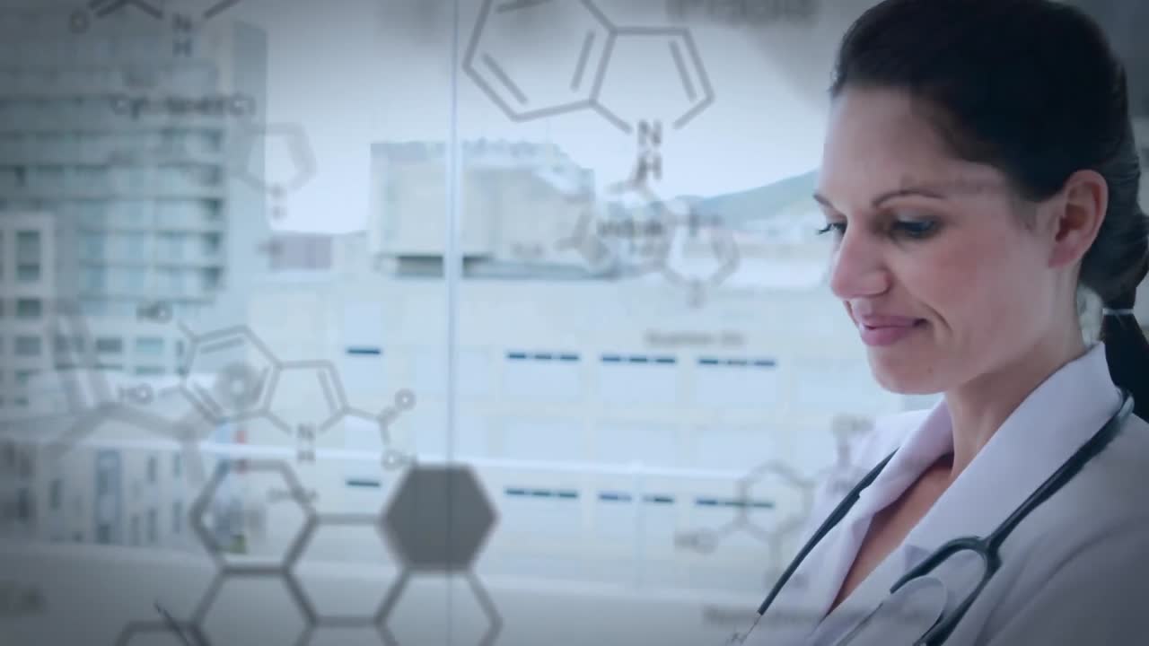 médico femenino escribiendo en un ipad