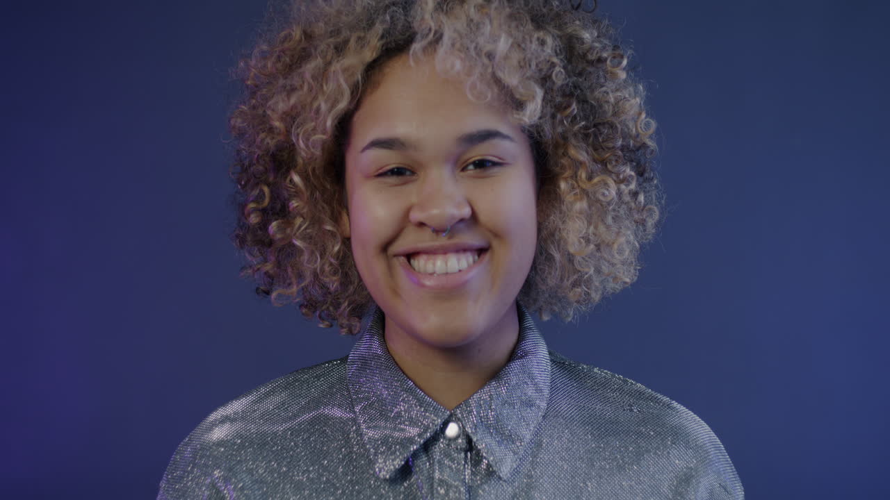 una mujer celebrando con confeti.