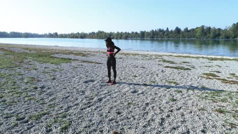 Disparo-De-Drones-De-Una-Joven-Y-Atractiva-Mujer-Negra-Haciendo-Deportes-Al-Aire-Libre