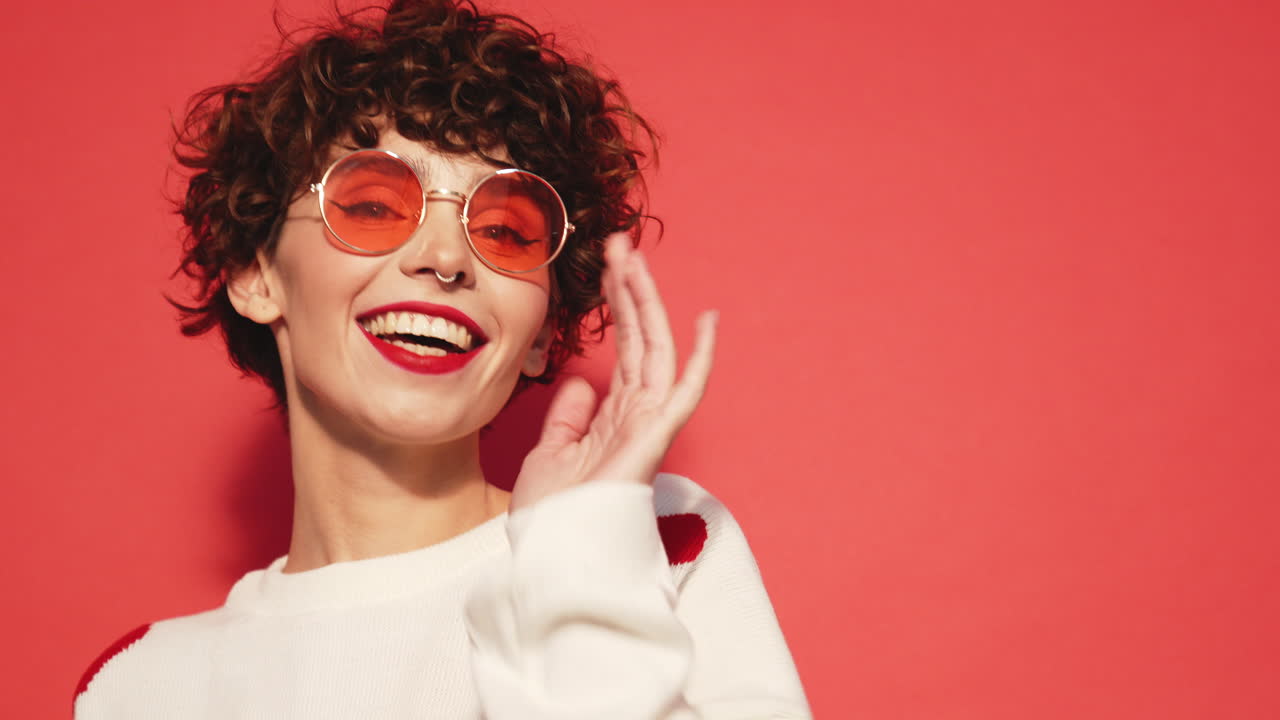 mujer con gafas de sol y suéter de moda