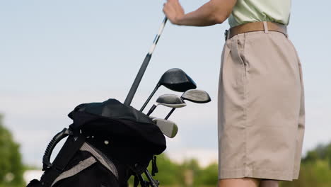 clubes de golf en un saco deportivo en el campo de golf.