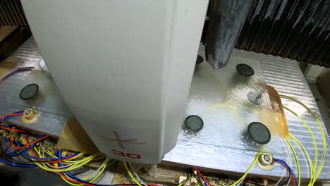disparo de arriba hacia abajo del panel de vidrio de fresado con una máquina cnc industrial