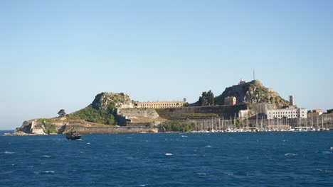 Barco-Pirata-Turístico-Navegando-En-Las-Azules-Aguas-Del-Mar-Jónico-Cerca-De-La-Isla-De-Corfú.