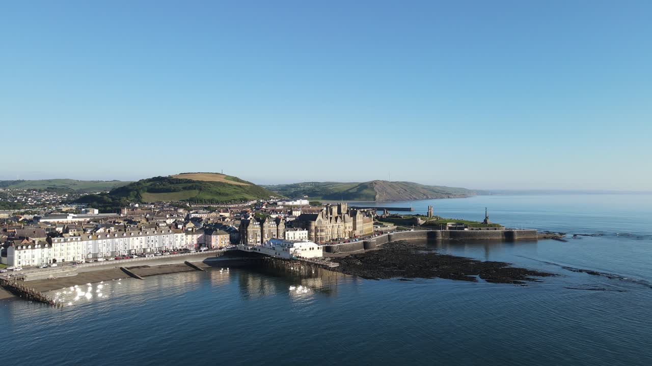 Cittadina e spiaggia costiera di Aberystwyth, Galles, in una sera d'estate, riprese aeree dal Regno Unito