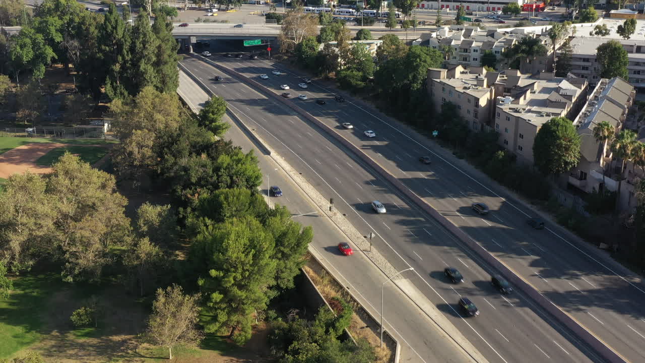 낮에 미국 캘리포니아주 101번 고속도로를 따라 늘어선 주거용 건물 위로 공중 드론이 촬영했습니다.
